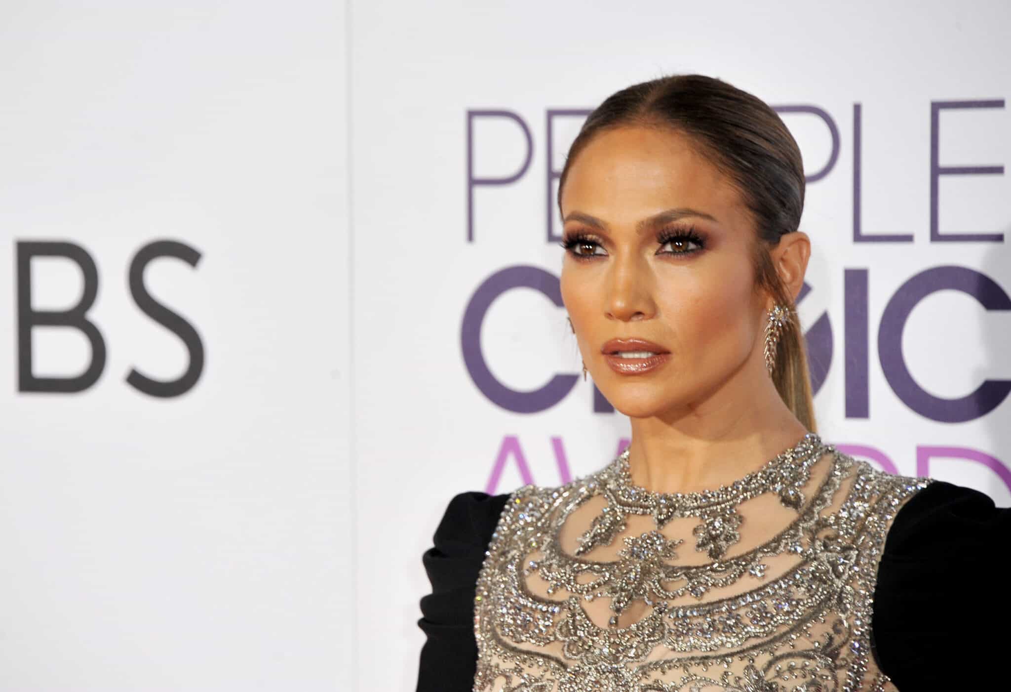 What Makeup Does Jennifer Lopez Wear?
