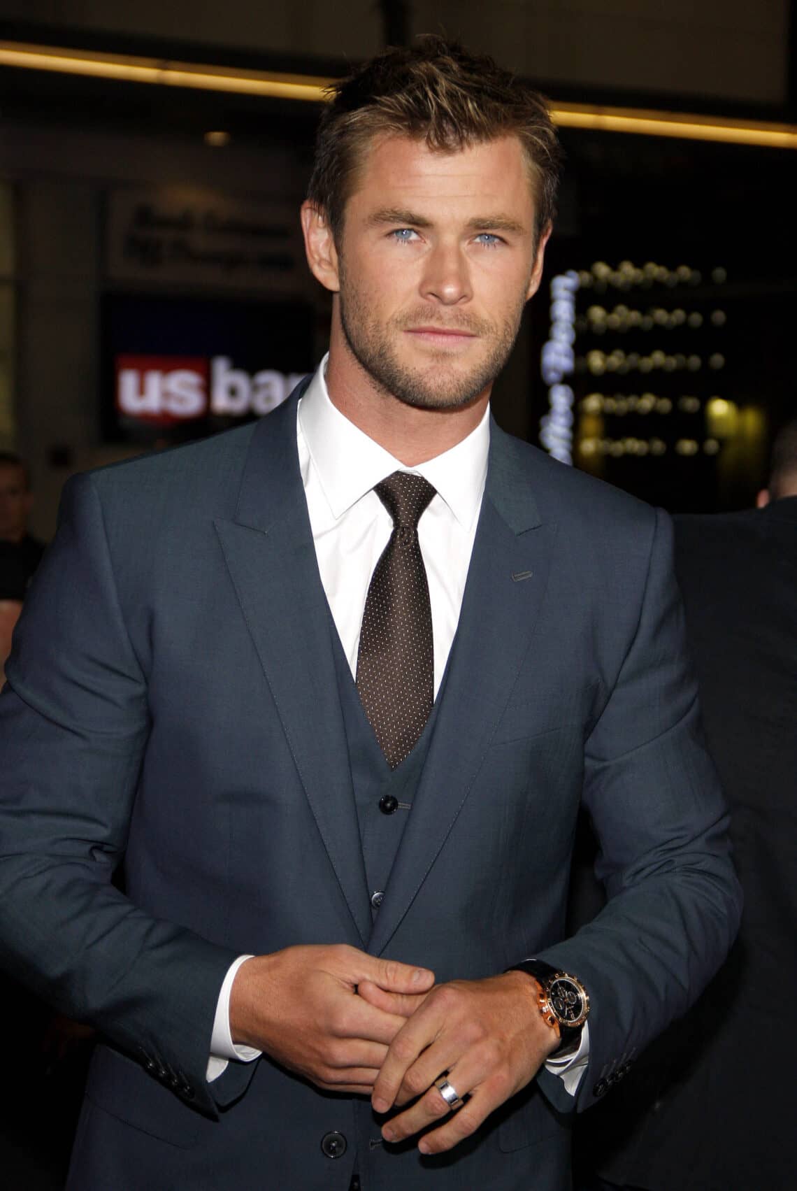 Is Chris Hemsworth Right or Left-Handed?